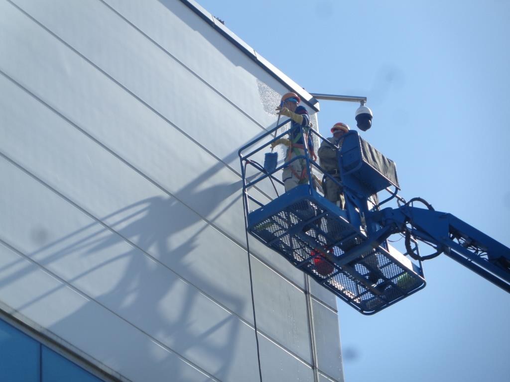 Dịch vụ Panel lau kính tòa nhà cao tầng tại Hải Phòng 3 dich vu ve sinh panel 60