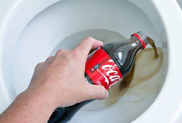 Sử dụng nước ngọt coca có ga để thông bồn cầu