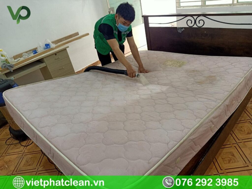 Tiêu chí lựa chọn đơn vị giặt nệm tại nhà TPHCM uy tín và chuyên nghiệp 3 Nhân viên được đào tạo bài bản về dịch vụ giặt nệm